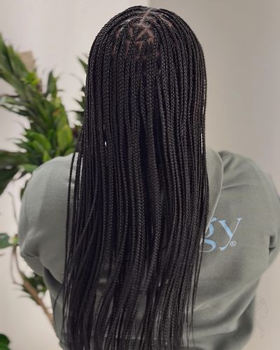 Small bum-length knotless braids